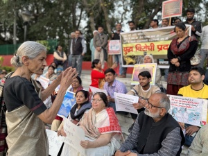 Intellectuals, social activists and women’s organizations demonstrated unitedly in favor of peace and against the Ukraine and Russia war at the Shaheed Smarak in Lucknow. 02.03.0222